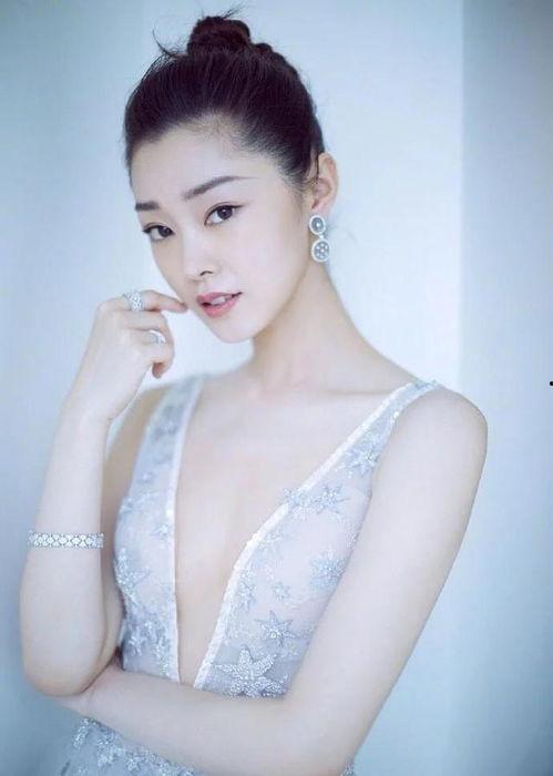 宋轶订婚爆料是真的吗视频,真相揭晓，视频揭露恋情细节  第1张